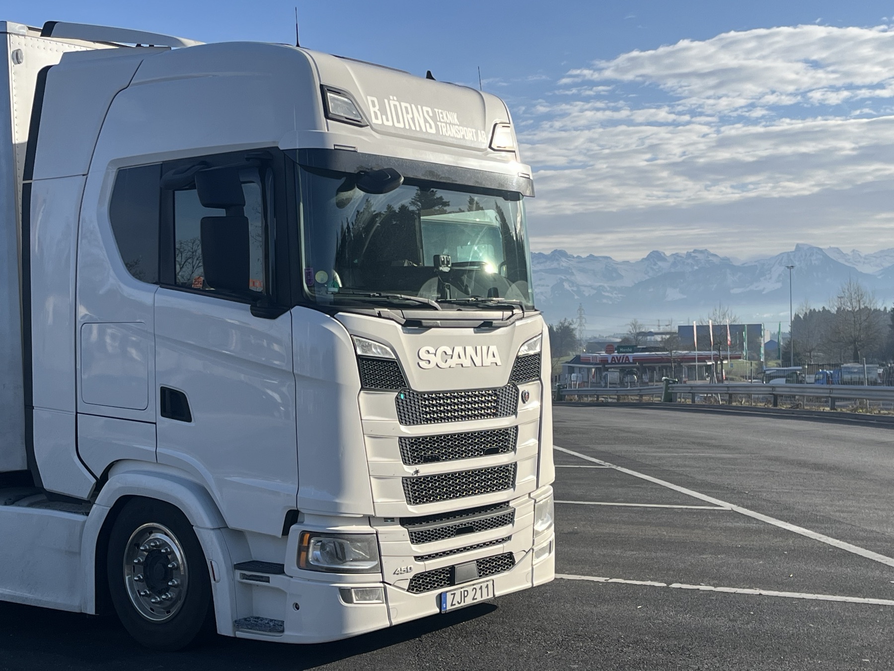 Björns lastbil framifrån, med Björns Teknik Transport AB på solskyddet